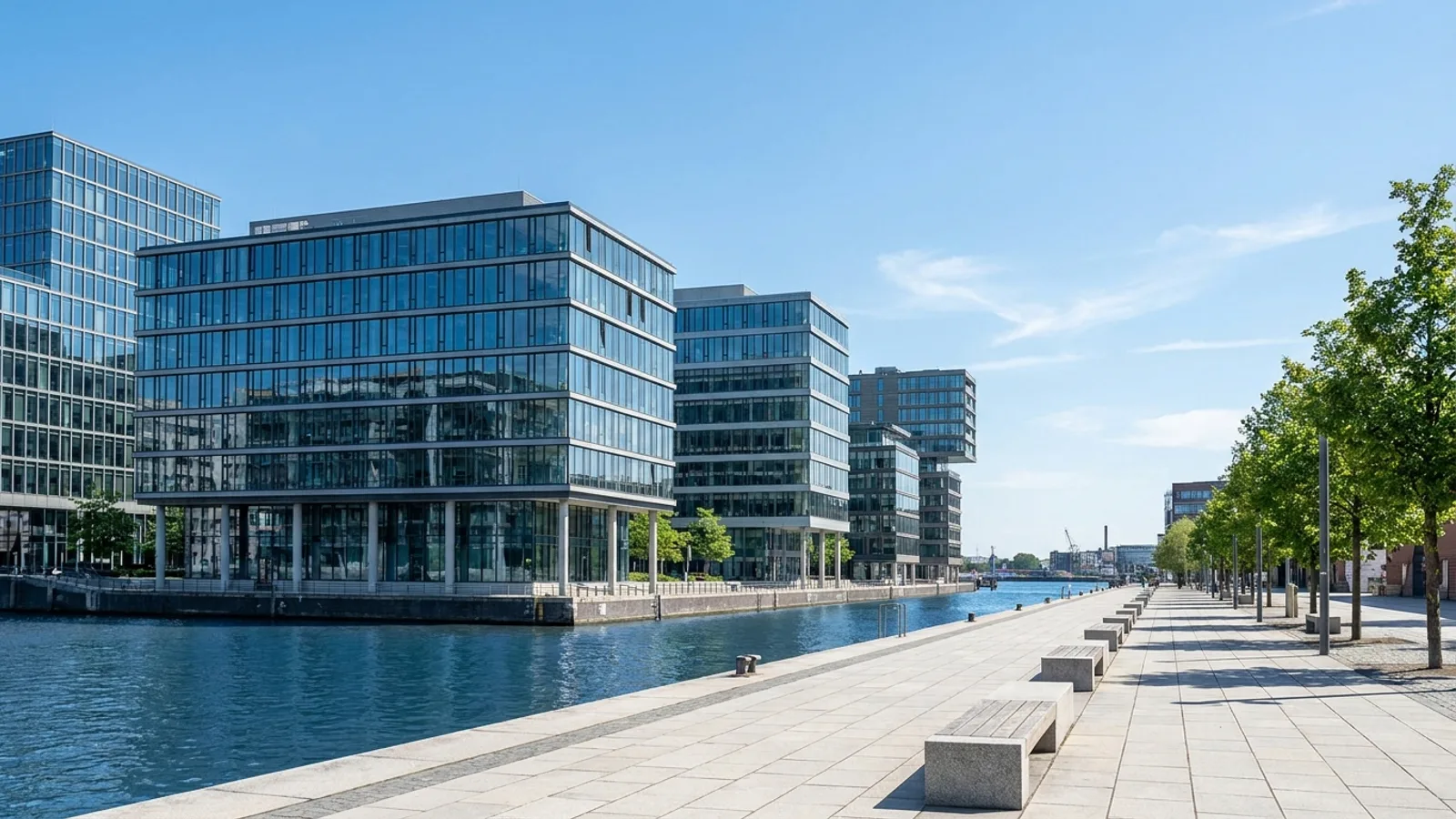 Moderne Glasarchitektur der Hamburger HafenCity am Wasser