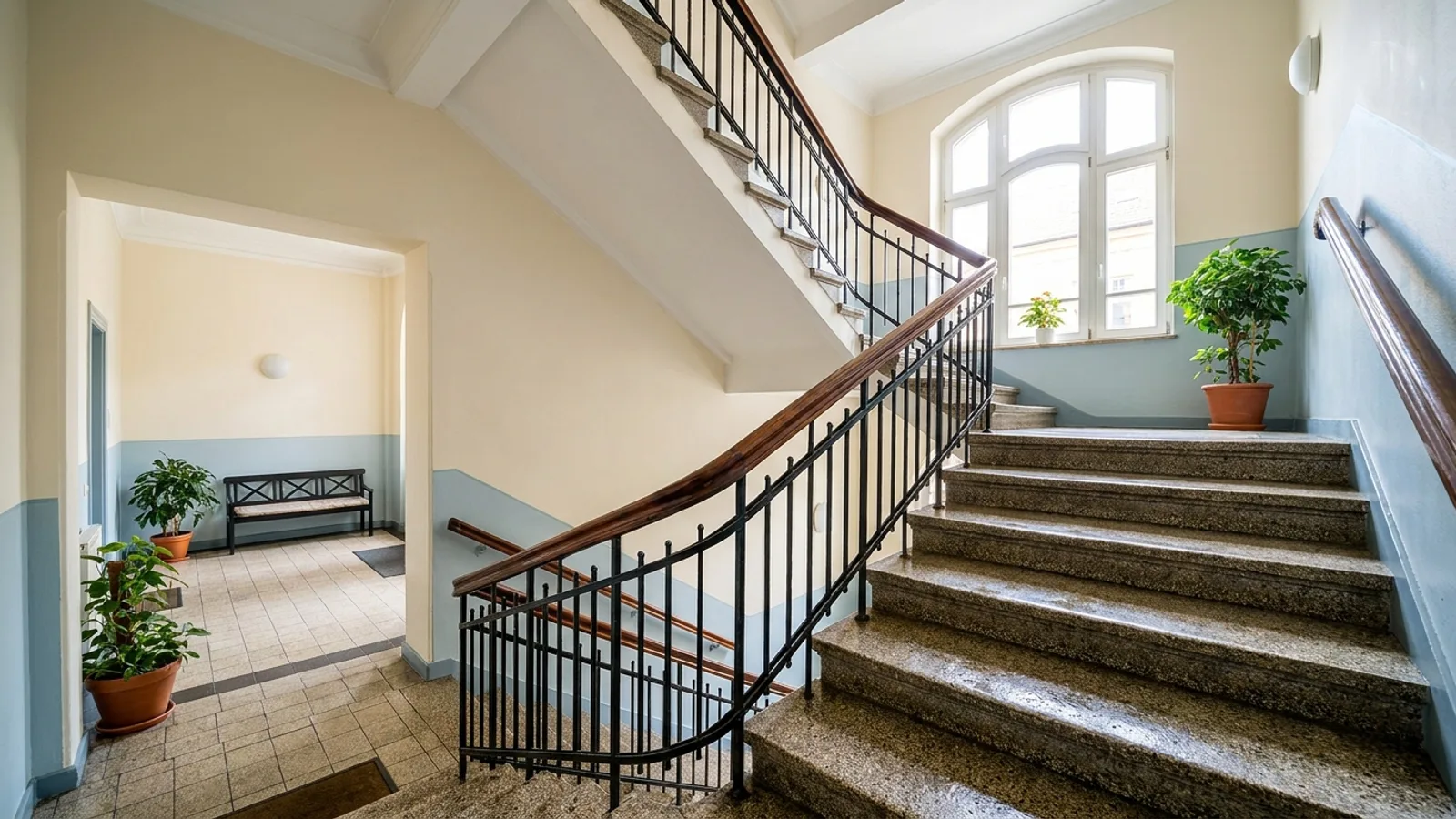Sauberes Treppenhaus in einem Hamburger Mehrfamilienhaus nach der Reinigung